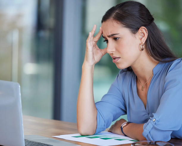 Frau sitzt am PV und hat sich zu viel aufgeladen - Mental Load www.simply-good-coaching.de