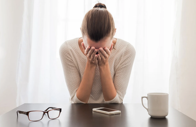 erschöpfte erfolgreiche berufstätige Frau - www.simply-good-coaching.de