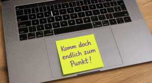 Post-it mit Schriftzug: Komm doch endlich zum Punkt.